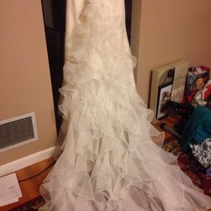 Size 8 no alterations been prof dry cleaned and preserved. Train is removable